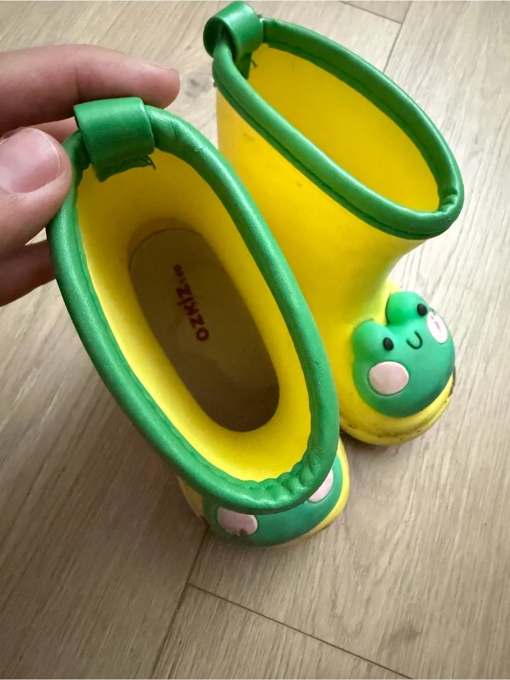 Kids Yellow Light Up Frog Rain Boots size 9c